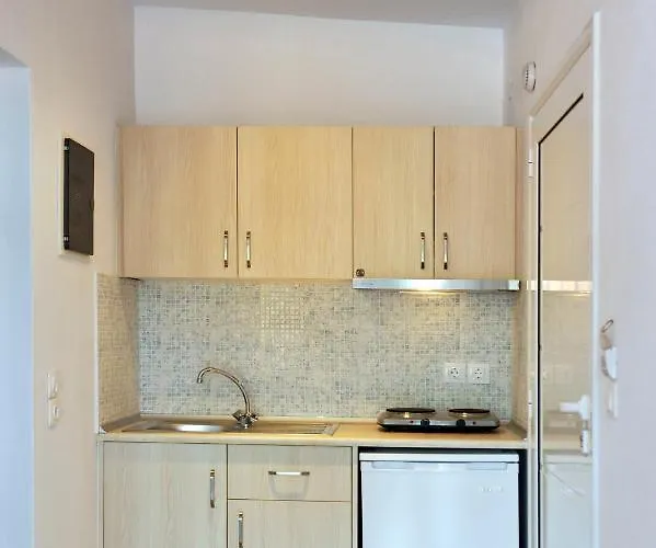 芬格罗斯村酒店 *