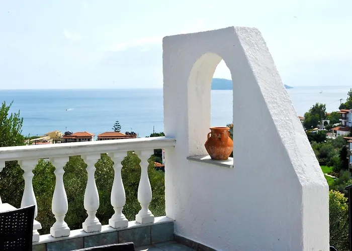 Fengeros Village * Megali Ammos (Skiathos)